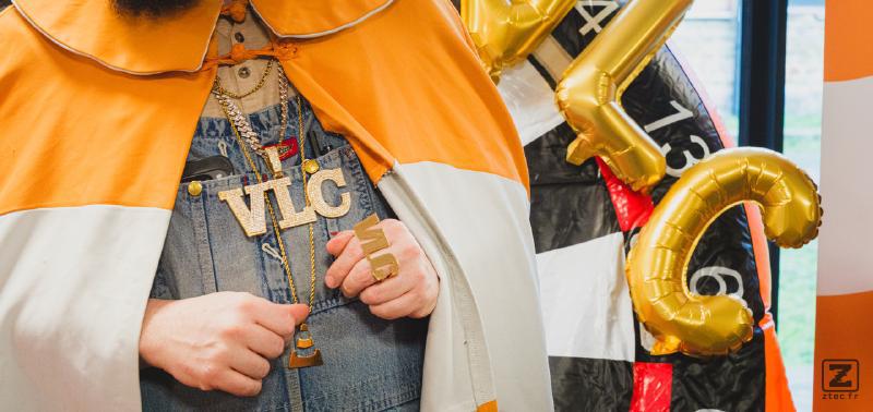 Close up on all the Bling Bling of the VLC wizard.