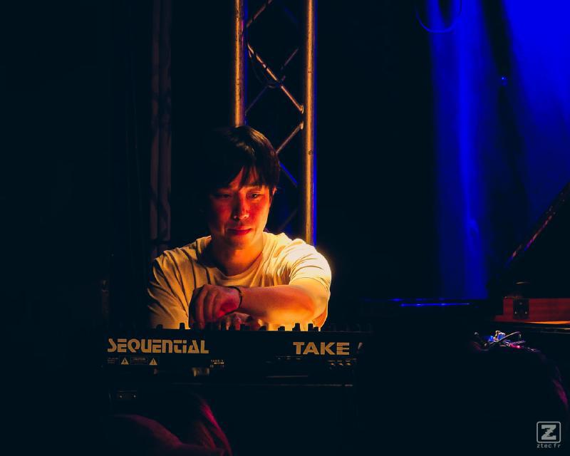 Takahiro Izumikawa playing with knobs of his keyboard