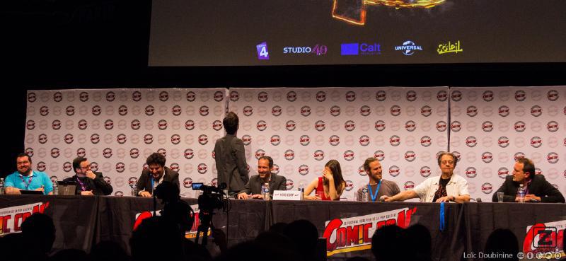 Pour la petite histoire, Christian Bujeau (The lord) racontait une histoire un peu longue et sans raport direct visible avec le sujet. 
Ou quand hero corp est passé par l'histoire de Rouletabille.
Simon Astier, est du coup en train de vagabonder sur la scène en atendant la fin. Surement pour masqué son rire nerveux.
La photo à été prise lorsque l'histoire (sans fin) se terminait.
https://www.flickr.com/photos/ztec/9212117184/