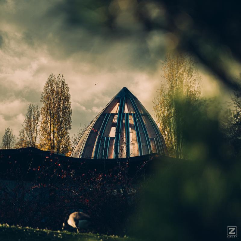Top of a building made of metal and glass that look like a giant Juicer