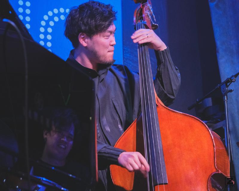 Shimpei Ogawa playing double bass