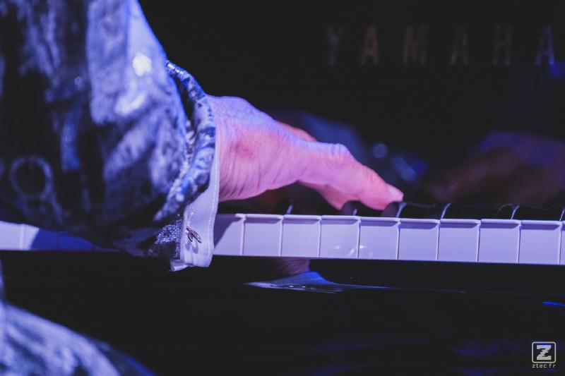 Makoto Ozone's hand playing piano