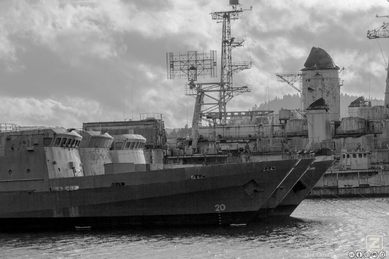 De réserve de navires en bon état, le site devient cimetière des navires désarmés de la Marine nationale. Comme leurs confrères qui servaient de brise-lames devant le château de Brest ou servent encore devant l'école navale de Lanvéoc-Poulmic, ils attendent ici le chantier de démolition, l'« océanisation » en haute mer pour des exercices de tirs de la Marine nationale n'étant plus autorisé désormais.
Le porte-avions Clemenceau n’a pas eu l’honneur de rejoindre Landévennec, malgré les souhaits de son maire. Le passage du banc du Capelan semble avoir découragé les pilotes.
En revanche, après avoir été quasiment vidé de tous ses occupants, le cimetière accueille deux des trois anciens brise-lames qui abritaient le futur « port du Château » de Brest, l'Enseigne de Vaisseau Henry et le Détroyat, arrivé début 2006, le cimetière accueille à nouveau en août 2006 deux brise-lames qui abritaient l'école navale de Lanvéoc, les escorteurs d'escadre ASM Duperré et la Galissonnière. Le croiseur Colbert est embossé entre ces deux navires, il est arrivé en provenance de Bordeaux en juin 2007.
En avril 2010 l'Ernest Brown, un ancien remorqueur quitte les lieux, pour être déconstruit à Brest après plus de dix ans de mouillage. En octobre 2010, le Kometa, hydroptère de construction soviétique, le Jaguar et le Kevrenn trois navires des Vedettes Armoricaines qui assurait la desserte d’Ouessant en saison et de Jersey quittent les lieux pour être déconstruits à Brest par Guyot Environnement, ils occupaient les méandres depuis plus de dix ans.
Le Tourville rejoint le cimetière le 10 décembre 2012, il est désormais embossée, en amont du groupe de navires constitué notamment par le Colbert, l'Enseigne de vaisseau Henry, le Duperré, la Galissonnière et le Détroyat. En mai 2013, l'Ex barge Rascasse de la Direction générale de l'Armement, est remorqué jusqu'au Havre pour être démantelé par la société Gardet et de Bezenac, suite au plan de déconstruction de petites unités lancé par la Marine Nationale.
Le 25 septembre 2013, le De Grasse rejoint le cimetière, il est désormais embossée avec le Tourville à sa bâbord. Cela porte à 13, le nombres de navires en attente de déconstructions.
https://www.flickr.com/photos/ztec/10516600206/