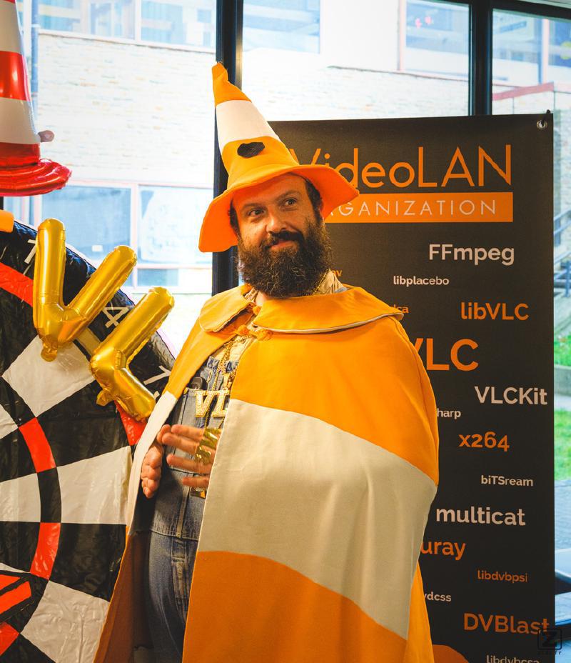 A wizard in the VLC theme. Will he helm you install it ? 