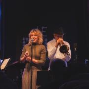 A signer with Erik Truffaz playing trumpet in the back. (name of the woman unknown, any information is welcome) 