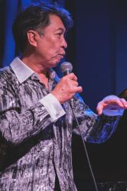 Makoto Ozone speaking between songs
