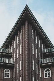 A perfectly centred pointy building
