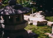 Une petite maison de pierre à côté d'une petite mare dans un jardin japonais.
https://www.flickr.com/photos/ztec/53132785364/