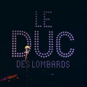 The backdrop of Le DUC des Lombards with a mic in front.