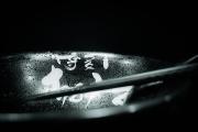 Bol de ramen vide avec des gouttes du ramen qui le remplissait. Les baguettes sont posées dedans et traversent la photo en diagonale de droite à gauche. Des symboles japonais sont éclairés dans le bol.
https://www.flickr.com/photos/ztec/53159188882/
Albums: www
