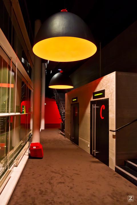 Entrées de salle de cinémas au MK2 Bibliothèque. 
Un peut reculé, on y accède grâce à un long couloir suspendu. Une fois arrivé, on se sent écrasé par d'imposantes suspension lumineuses. 
La lumière nous écrase juste avant de rentré dans l'une des deux sales obscures qui se présentes.
Note de service : Merci de ne pas mettre du pop-corn partout. La post-prod n'aime pas ça. 
https://www.flickr.com/photos/ztec/8545044463/
Albums: Misc, Architecture