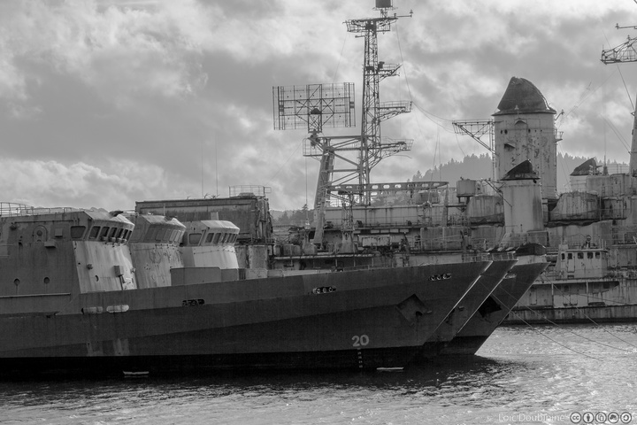 De réserve de navires en bon état, le site devient cimetière des navires désarmés de la Marine nationale. Comme leurs confrères qui servaient de brise-lames devant le château de Brest ou servent encore devant l'école navale de Lanvéoc-Poulmic, ils attendent ici le chantier de démolition, l'« océanisation » en haute mer pour des exercices de tirs de la Marine nationale n'étant plus autorisé désormais.
Le porte-avions Clemenceau n’a pas eu l’honneur de rejoindre Landévennec, malgré les souhaits de son maire. Le passage du banc du Capelan semble avoir découragé les pilotes.
En revanche, après avoir été quasiment vidé de tous ses occupants, le cimetière accueille deux des trois anciens brise-lames qui abritaient le futur « port du Château » de Brest, l'Enseigne de Vaisseau Henry et le Détroyat, arrivé début 2006, le cimetière accueille à nouveau en août 2006 deux brise-lames qui abritaient l'école navale de Lanvéoc, les escorteurs d'escadre ASM Duperré et la Galissonnière. Le croiseur Colbert est embossé entre ces deux navires, il est arrivé en provenance de Bordeaux en juin 2007.
En avril 2010 l'Ernest Brown, un ancien remorqueur quitte les lieux, pour être déconstruit à Brest après plus de dix ans de mouillage. En octobre 2010, le Kometa, hydroptère de construction soviétique, le Jaguar et le Kevrenn trois navires des Vedettes Armoricaines qui assurait la desserte d’Ouessant en saison et de Jersey quittent les lieux pour être déconstruits à Brest par Guyot Environnement, ils occupaient les méandres depuis plus de dix ans.
Le Tourville rejoint le cimetière le 10 décembre 2012, il est désormais embossée, en amont du groupe de navires constitué notamment par le Colbert, l'Enseigne de vaisseau Henry, le Duperré, la Galissonnière et le Détroyat. En mai 2013, l'Ex barge Rascasse de la Direction générale de l'Armement, est remorqué jusqu'au Havre pour être démantelé par la société Gardet et de Bezenac, suite au plan de déconstruction de petites unités lancé par la Marine Nationale.
Le 25 septembre 2013, le De Grasse rejoint le cimetière, il est désormais embossée avec le Tourville à sa bâbord. Cela porte à 13, le nombres de navires en attente de déconstructions.
https://www.flickr.com/photos/ztec/10516600206/