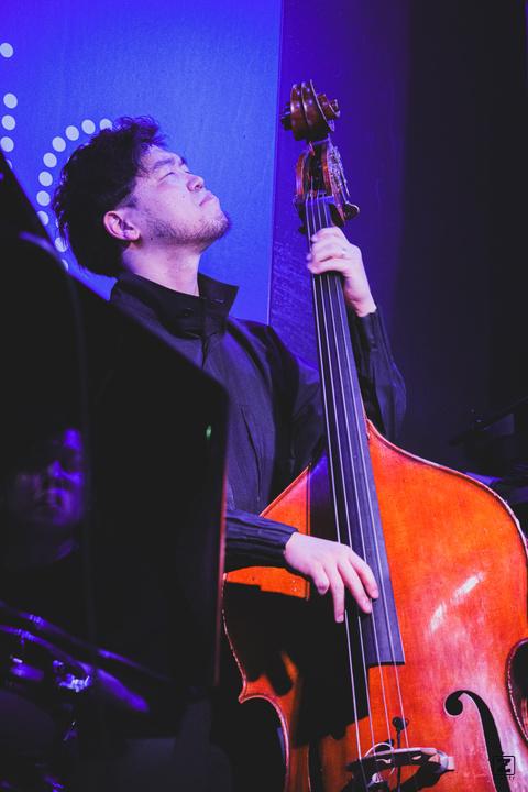 Shimpei Ogawa is playing double bass and enjoy it, eyes closed.