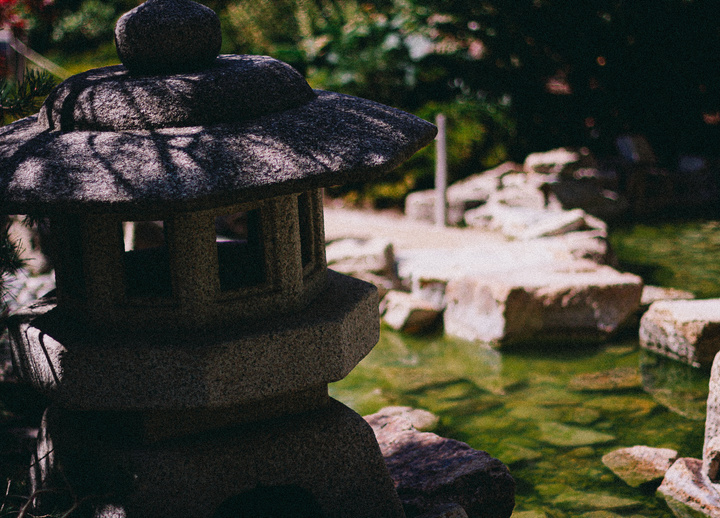 Une petite maison de pierre à côté d'une petite mare dans un jardin japonais.
https://www.flickr.com/photos/ztec/53132785364/