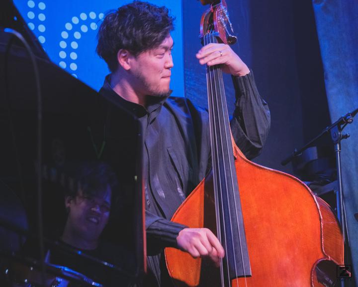 Shimpei Ogawa playing double bass