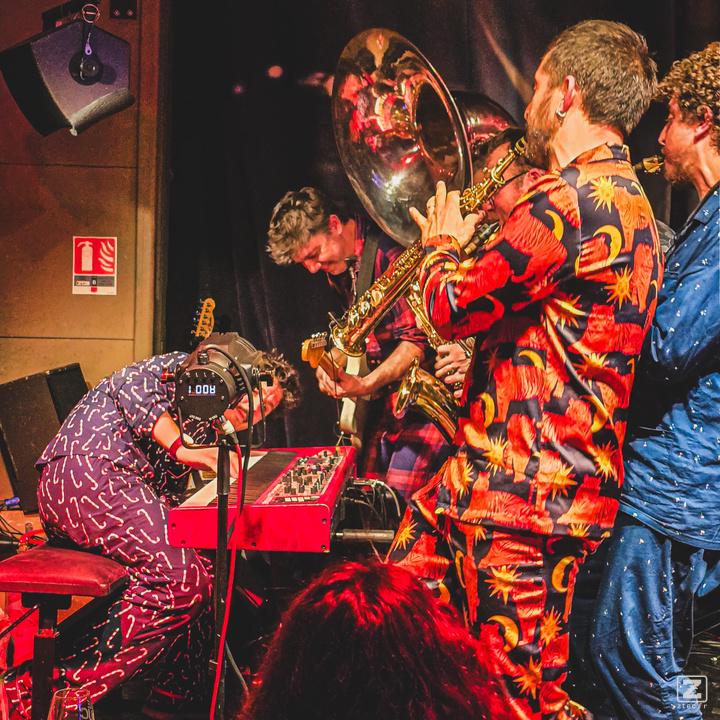 The whole band (almost) around the keyboard player