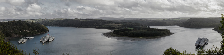 De réserve de navires en bon état, le site devient cimetière des navires désarmés de la Marine nationale. Comme leurs confrères qui servaient de brise-lames devant le château de Brest ou servent encore devant l'école navale de Lanvéoc-Poulmic, ils attendent ici le chantier de démolition, l'« océanisation » en haute mer pour des exercices de tirs de la Marine nationale n'étant plus autorisé désormais.
Le porte-avions Clemenceau n’a pas eu l’honneur de rejoindre Landévennec, malgré les souhaits de son maire. Le passage du banc du Capelan semble avoir découragé les pilotes.
En revanche, après avoir été quasiment vidé de tous ses occupants, le cimetière accueille deux des trois anciens brise-lames qui abritaient le futur « port du Château » de Brest, l'Enseigne de Vaisseau Henry et le Détroyat, arrivé début 2006, le cimetière accueille à nouveau en août 2006 deux brise-lames qui abritaient l'école navale de Lanvéoc, les escorteurs d'escadre ASM Duperré et la Galissonnière. Le croiseur Colbert est embossé entre ces deux navires, il est arrivé en provenance de Bordeaux en juin 2007.
En avril 2010 l'Ernest Brown, un ancien remorqueur quitte les lieux, pour être déconstruit à Brest après plus de dix ans de mouillage. En octobre 2010, le Kometa, hydroptère de construction soviétique, le Jaguar et le Kevrenn trois navires des Vedettes Armoricaines qui assurait la desserte d’Ouessant en saison et de Jersey quittent les lieux pour être déconstruits à Brest par Guyot Environnement, ils occupaient les méandres depuis plus de dix ans.
Le Tourville rejoint le cimetière le 10 décembre 2012, il est désormais embossée, en amont du groupe de navires constitué notamment par le Colbert, l'Enseigne de vaisseau Henry, le Duperré, la Galissonnière et le Détroyat. En mai 2013, l'Ex barge Rascasse de la Direction générale de l'Armement, est remorqué jusqu'au Havre pour être démantelé par la société Gardet et de Bezenac, suite au plan de déconstruction de petites unités lancé par la Marine Nationale.
Le 25 septembre 2013, le De Grasse rejoint le cimetière, il est désormais embossée avec le Tourville à sa bâbord. Cela porte à 13, le nombres de navires en attente de déconstructions.
https://www.flickr.com/photos/ztec/10523079916/