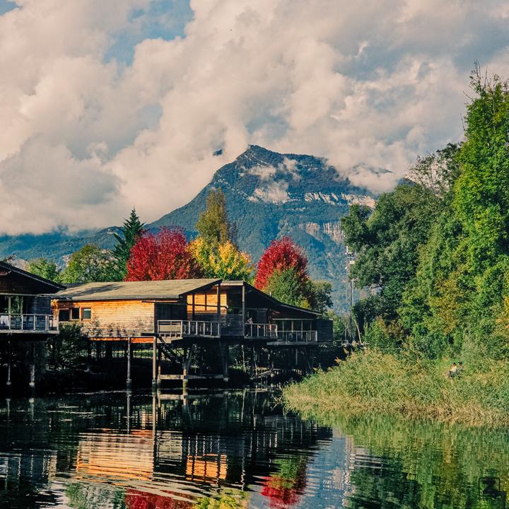 A cabin in the mountain and on a lake