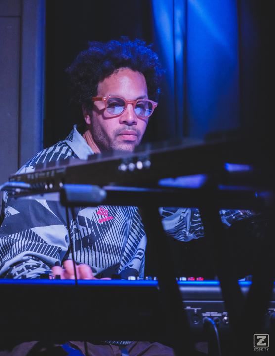 Tony Tixier playing piano and keyboard at the same time