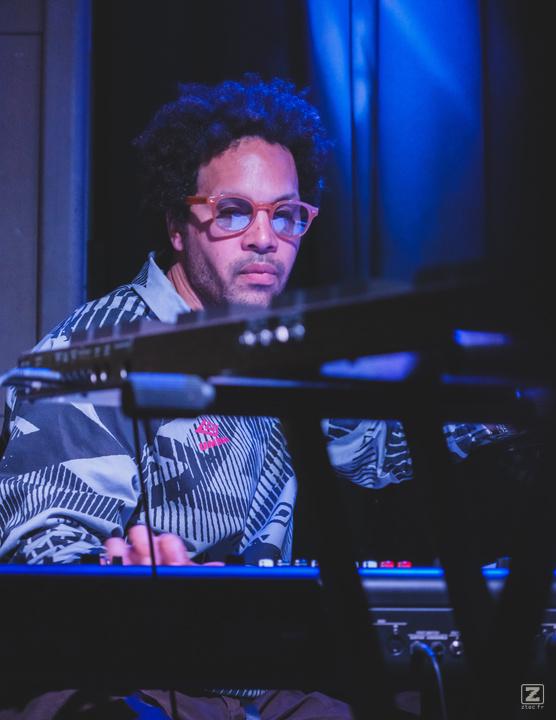 Tony Tixier playing piano and keyboard at the same time