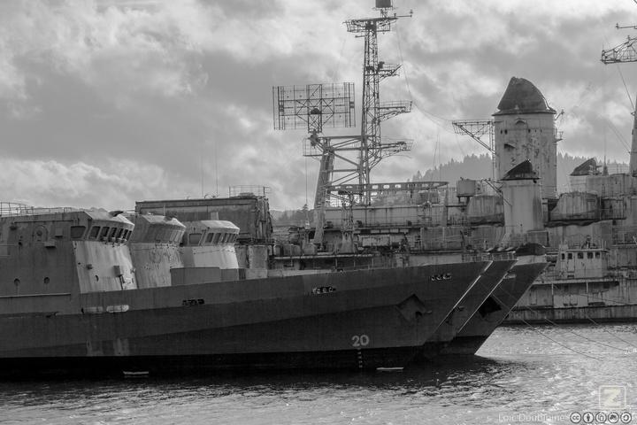 De réserve de navires en bon état, le site devient cimetière des navires désarmés de la Marine nationale. Comme leurs confrères qui servaient de brise-lames devant le château de Brest ou servent encore devant l'école navale de Lanvéoc-Poulmic, ils attendent ici le chantier de démolition, l'« océanisation » en haute mer pour des exercices de tirs de la Marine nationale n'étant plus autorisé désormais.
Le porte-avions Clemenceau n’a pas eu l’honneur de rejoindre Landévennec, malgré les souhaits de son maire. Le passage du banc du Capelan semble avoir découragé les pilotes.
En revanche, après avoir été quasiment vidé de tous ses occupants, le cimetière accueille deux des trois anciens brise-lames qui abritaient le futur « port du Château » de Brest, l'Enseigne de Vaisseau Henry et le Détroyat, arrivé début 2006, le cimetière accueille à nouveau en août 2006 deux brise-lames qui abritaient l'école navale de Lanvéoc, les escorteurs d'escadre ASM Duperré et la Galissonnière. Le croiseur Colbert est embossé entre ces deux navires, il est arrivé en provenance de Bordeaux en juin 2007.
En avril 2010 l'Ernest Brown, un ancien remorqueur quitte les lieux, pour être déconstruit à Brest après plus de dix ans de mouillage. En octobre 2010, le Kometa, hydroptère de construction soviétique, le Jaguar et le Kevrenn trois navires des Vedettes Armoricaines qui assurait la desserte d’Ouessant en saison et de Jersey quittent les lieux pour être déconstruits à Brest par Guyot Environnement, ils occupaient les méandres depuis plus de dix ans.
Le Tourville rejoint le cimetière le 10 décembre 2012, il est désormais embossée, en amont du groupe de navires constitué notamment par le Colbert, l'Enseigne de vaisseau Henry, le Duperré, la Galissonnière et le Détroyat. En mai 2013, l'Ex barge Rascasse de la Direction générale de l'Armement, est remorqué jusqu'au Havre pour être démantelé par la société Gardet et de Bezenac, suite au plan de déconstruction de petites unités lancé par la Marine Nationale.
Le 25 septembre 2013, le De Grasse rejoint le cimetière, il est désormais embossée avec le Tourville à sa bâbord. Cela porte à 13, le nombres de navires en attente de déconstructions.
https://www.flickr.com/photos/ztec/10516600206/