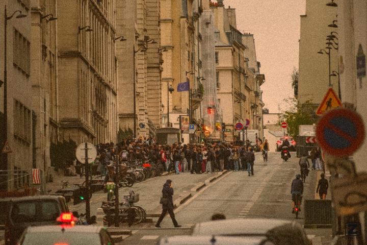 French "lycéens" gathering to block college and protest.
