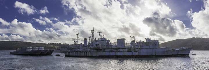 De réserve de navires en bon état, le site devient cimetière des navires désarmés de la Marine nationale. Comme leurs confrères qui servaient de brise-lames devant le château de Brest ou servent encore devant l'école navale de Lanvéoc-Poulmic, ils attendent ici le chantier de démolition, l'« océanisation » en haute mer pour des exercices de tirs de la Marine nationale n'étant plus autorisé désormais.
Le porte-avions Clemenceau n’a pas eu l’honneur de rejoindre Landévennec, malgré les souhaits de son maire. Le passage du banc du Capelan semble avoir découragé les pilotes.
En revanche, après avoir été quasiment vidé de tous ses occupants, le cimetière accueille deux des trois anciens brise-lames qui abritaient le futur « port du Château » de Brest, l'Enseigne de Vaisseau Henry et le Détroyat, arrivé début 2006, le cimetière accueille à nouveau en août 2006 deux brise-lames qui abritaient l'école navale de Lanvéoc, les escorteurs d'escadre ASM Duperré et la Galissonnière. Le croiseur Colbert est embossé entre ces deux navires, il est arrivé en provenance de Bordeaux en juin 2007.
En avril 2010 l'Ernest Brown, un ancien remorqueur quitte les lieux, pour être déconstruit à Brest après plus de dix ans de mouillage. En octobre 2010, le Kometa, hydroptère de construction soviétique, le Jaguar et le Kevrenn trois navires des Vedettes Armoricaines qui assurait la desserte d’Ouessant en saison et de Jersey quittent les lieux pour être déconstruits à Brest par Guyot Environnement, ils occupaient les méandres depuis plus de dix ans.
Le Tourville rejoint le cimetière le 10 décembre 2012, il est désormais embossée, en amont du groupe de navires constitué notamment par le Colbert, l'Enseigne de vaisseau Henry, le Duperré, la Galissonnière et le Détroyat. En mai 2013, l'Ex barge Rascasse de la Direction générale de l'Armement, est remorqué jusqu'au Havre pour être démantelé par la société Gardet et de Bezenac, suite au plan de déconstruction de petites unités lancé par la Marine Nationale.
Le 25 septembre 2013, le De Grasse rejoint le cimetière, il est désormais embossée avec le Tourville à sa bâbord. Cela porte à 13, le nombres de navires en attente de déconstructions.
https://www.flickr.com/photos/ztec/10517637773/