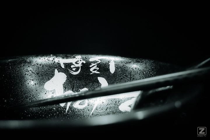 Bol de ramen vide avec des gouttes du ramen qui le remplissait. Les baguettes sont posées dedans et traversent la photo en diagonale de droite à gauche. Des symboles japonais sont éclairés dans le bol.
https://www.flickr.com/photos/ztec/53159188882/
Albums: www