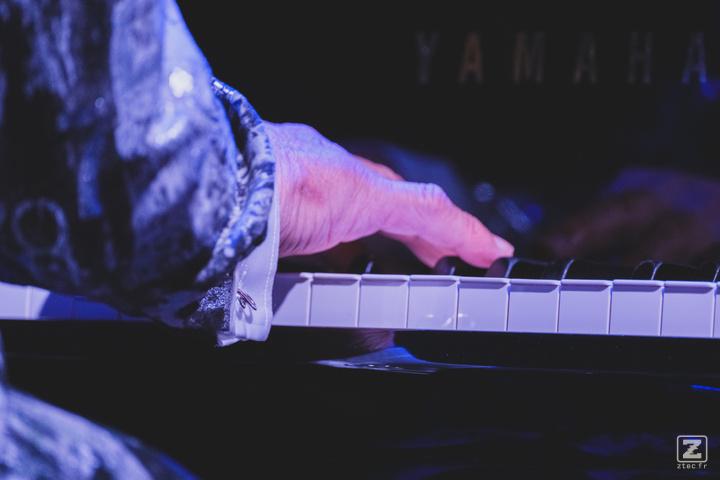 Makoto Ozone's hand playing piano