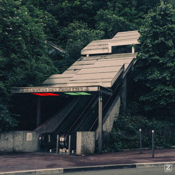 Escalator to get in the urban forest. Two ways, green and red.
https://www.flickr.com/photos/ztec/53758315012/
Albums: www