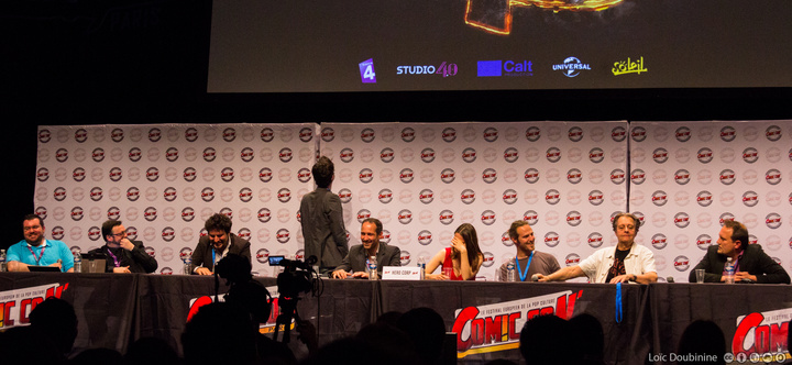 Pour la petite histoire, Christian Bujeau (The lord) racontait une histoire un peu longue et sans raport direct visible avec le sujet. 
Ou quand hero corp est passé par l'histoire de Rouletabille.
Simon Astier, est du coup en train de vagabonder sur la scène en atendant la fin. Surement pour masqué son rire nerveux.
La photo à été prise lorsque l'histoire (sans fin) se terminait.
https://www.flickr.com/photos/ztec/9212117184/