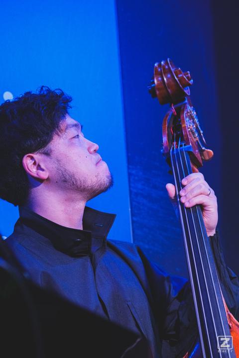 Shimpei Ogawa playing double bass