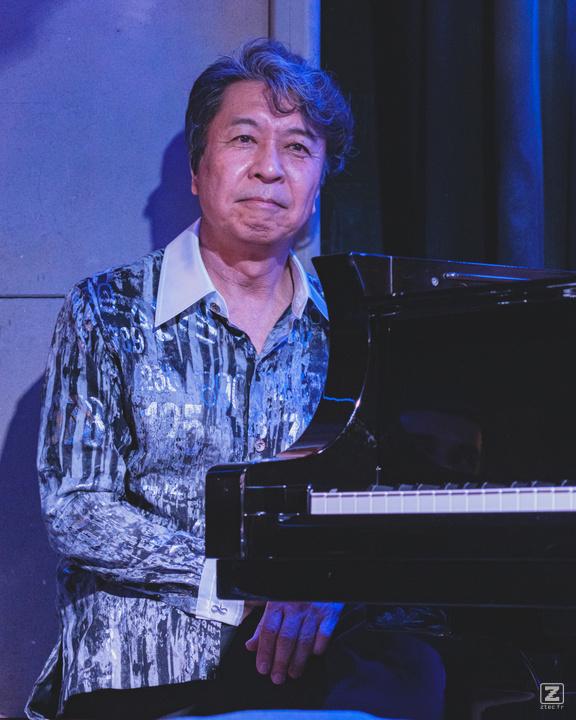 Makoto Ozone place himself aside of the piano to give the attention to Shimpei Ogawa for the beginning of the song