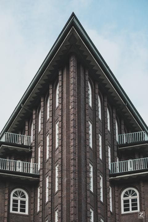 A perfectly centred pointy building