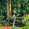 Un petit rouge-gorge sur une sculture