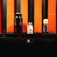 Sauces soja et condiment sur le comptoir avec le mur juste derrière composé de bandes rouge/orange et noir. Le numéro 9 est visible sur la tranche du comptoir
https://www.flickr.com/photos/ztec/53160273843/