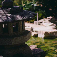 Une petite maison de pierre à côté d'une petite mare dans un jardin japonais.
https://www.flickr.com/photos/ztec/53132785364/