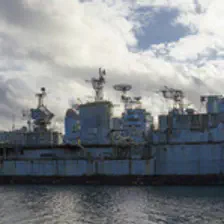 De réserve de navires en bon état, le site devient cimetière des navires désarmés de la Marine nationale. Comme leurs confrères qui servaient de brise-lames devant le château de Brest ou servent encore devant l'école navale de Lanvéoc-Poulmic, ils attendent ici le chantier de démolition, l'« océanisation » en haute mer pour des exercices de tirs de la Marine nationale n'étant plus autorisé désormais.
Le porte-avions Clemenceau n’a pas eu l’honneur de rejoindre Landévennec, malgré les souhaits de son maire. Le passage du banc du Capelan semble avoir découragé les pilotes.
En revanche, après avoir été quasiment vidé de tous ses occupants, le cimetière accueille deux des trois anciens brise-lames qui abritaient le futur « port du Château » de Brest, l'Enseigne de Vaisseau Henry et le Détroyat, arrivé début 2006, le cimetière accueille à nouveau en août 2006 deux brise-lames qui abritaient l'école navale de Lanvéoc, les escorteurs d'escadre ASM Duperré et la Galissonnière. Le croiseur Colbert est embossé entre ces deux navires, il est arrivé en provenance de Bordeaux en juin 2007.
En avril 2010 l'Ernest Brown, un ancien remorqueur quitte les lieux, pour être déconstruit à Brest après plus de dix ans de mouillage. En octobre 2010, le Kometa, hydroptère de construction soviétique, le Jaguar et le Kevrenn trois navires des Vedettes Armoricaines qui assurait la desserte d’Ouessant en saison et de Jersey quittent les lieux pour être déconstruits à Brest par Guyot Environnement, ils occupaient les méandres depuis plus de dix ans.
Le Tourville rejoint le cimetière le 10 décembre 2012, il est désormais embossée, en amont du groupe de navires constitué notamment par le Colbert, l'Enseigne de vaisseau Henry, le Duperré, la Galissonnière et le Détroyat. En mai 2013, l'Ex barge Rascasse de la Direction générale de l'Armement, est remorqué jusqu'au Havre pour être démantelé par la société Gardet et de Bezenac, suite au plan de déconstruction de petites unités lancé par la Marine Nationale.
Le 25 septembre 2013, le De Grasse rejoint le cimetière, il est désormais embossée avec le Tourville à sa bâbord. Cela porte à 13, le nombres de navires en attente de déconstructions.
https://www.flickr.com/photos/ztec/10523322063/