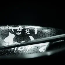 Bol de ramen vide avec des gouttes du ramen qui le remplissait. Les baguettes sont posées dedans et traversent la photo en diagonale de droite à gauche. Des symboles japonais sont éclairés dans le bol.
https://www.flickr.com/photos/ztec/53159188882/
Albums: www