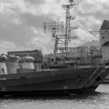 De réserve de navires en bon état, le site devient cimetière des navires désarmés de la Marine nationale. Comme leurs confrères qui servaient de brise-lames devant le château de Brest ou servent encore devant l'école navale de Lanvéoc-Poulmic, ils attendent ici le chantier de démolition, l'« océanisation » en haute mer pour des exercices de tirs de la Marine nationale n'étant plus autorisé désormais.
Le porte-avions Clemenceau n’a pas eu l’honneur de rejoindre Landévennec, malgré les souhaits de son maire. Le passage du banc du Capelan semble avoir découragé les pilotes.
En revanche, après avoir été quasiment vidé de tous ses occupants, le cimetière accueille deux des trois anciens brise-lames qui abritaient le futur « port du Château » de Brest, l'Enseigne de Vaisseau Henry et le Détroyat, arrivé début 2006, le cimetière accueille à nouveau en août 2006 deux brise-lames qui abritaient l'école navale de Lanvéoc, les escorteurs d'escadre ASM Duperré et la Galissonnière. Le croiseur Colbert est embossé entre ces deux navires, il est arrivé en provenance de Bordeaux en juin 2007.
En avril 2010 l'Ernest Brown, un ancien remorqueur quitte les lieux, pour être déconstruit à Brest après plus de dix ans de mouillage. En octobre 2010, le Kometa, hydroptère de construction soviétique, le Jaguar et le Kevrenn trois navires des Vedettes Armoricaines qui assurait la desserte d’Ouessant en saison et de Jersey quittent les lieux pour être déconstruits à Brest par Guyot Environnement, ils occupaient les méandres depuis plus de dix ans.
Le Tourville rejoint le cimetière le 10 décembre 2012, il est désormais embossée, en amont du groupe de navires constitué notamment par le Colbert, l'Enseigne de vaisseau Henry, le Duperré, la Galissonnière et le Détroyat. En mai 2013, l'Ex barge Rascasse de la Direction générale de l'Armement, est remorqué jusqu'au Havre pour être démantelé par la société Gardet et de Bezenac, suite au plan de déconstruction de petites unités lancé par la Marine Nationale.
Le 25 septembre 2013, le De Grasse rejoint le cimetière, il est désormais embossée avec le Tourville à sa bâbord. Cela porte à 13, le nombres de navires en attente de déconstructions.
https://www.flickr.com/photos/ztec/10516600206/