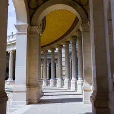 Aile droite de la zone ouverte du parc. Tout juste rénové, le résultat est sublime. On croirais le couloir de colonnes sans fin.
https://www.flickr.com/photos/ztec/8631737967/