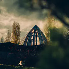 Top of a building made of metal and glass that look like a giant Juicer
