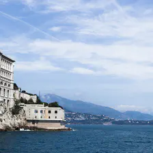 Le Musée océanographique de Monaco est un musée de la mer fondé en 1889 par le prince Albert Ier de Monaco et inauguré en 1910, basé sur le rocher de Monaco sur la Côte d'Azur. Il est l'un des bâtiments les plus imposants du rocher avec le palais de Monaco, le seul à être à flanc de falaise et descendre jusqu'à la mer, 85 m plus bas. Aujourd’hui, il est constitué de 90 bassins et sa collection est riche de 350 espèces de poissons, pour plus de 6000 spécimens
Des infos : <a href=http://fr.wikipedia.org/wiki/Mus%C3%A9e_oc%C3%A9anographique_de_Monaco rel=nofollow>fr.wikipedia.org/wiki/Mus%C3%A9e_oc%C3%A9anographique_de_...</a>
https://www.flickr.com/photos/ztec/8637747125/
Albums: Nature, Architecture
