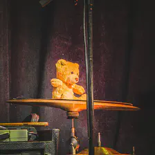 A Teddy bear on a Cymbale 